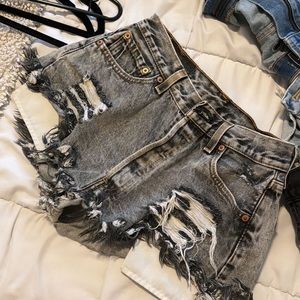 VINTAGE LEVI DENIM. FITS 26/27 WAIST.